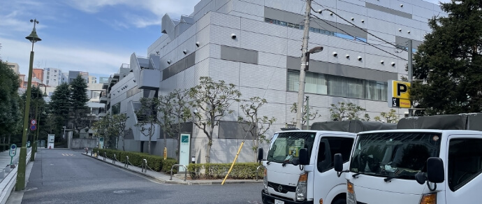 時間貸駐車場を超えて右折