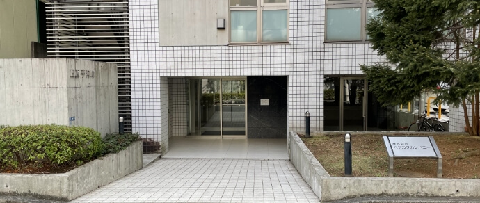 右折してすぐの右手の建物（201で呼出）