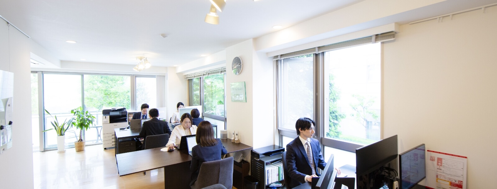 永田町より徒歩4分。緑と光が溢れる明るいオフィス。