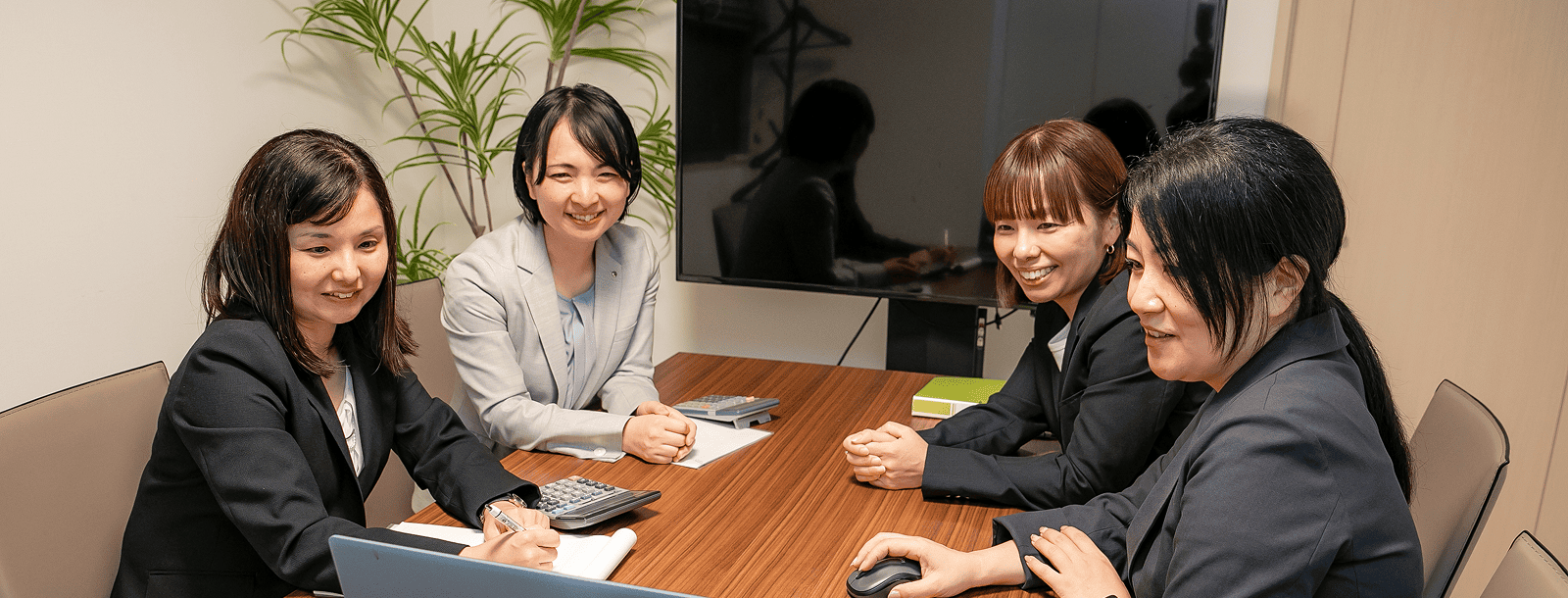 チームワークの良さが働きやすさそのもの。業務の相談も雑談も、気軽に交わせる雰囲気です。