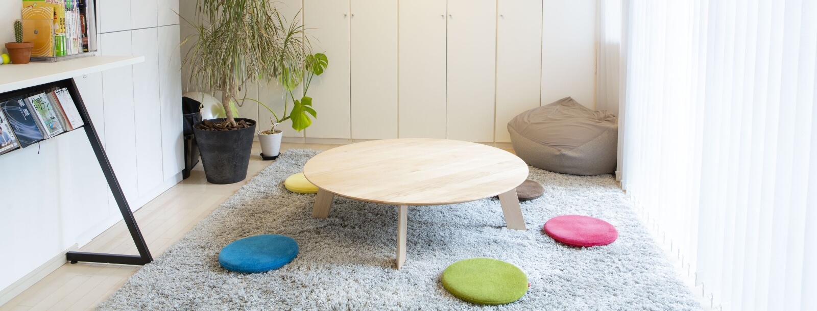 ミーティングだけでなくストレッチや休憩にも。自由な使い方ができるフリースペース。